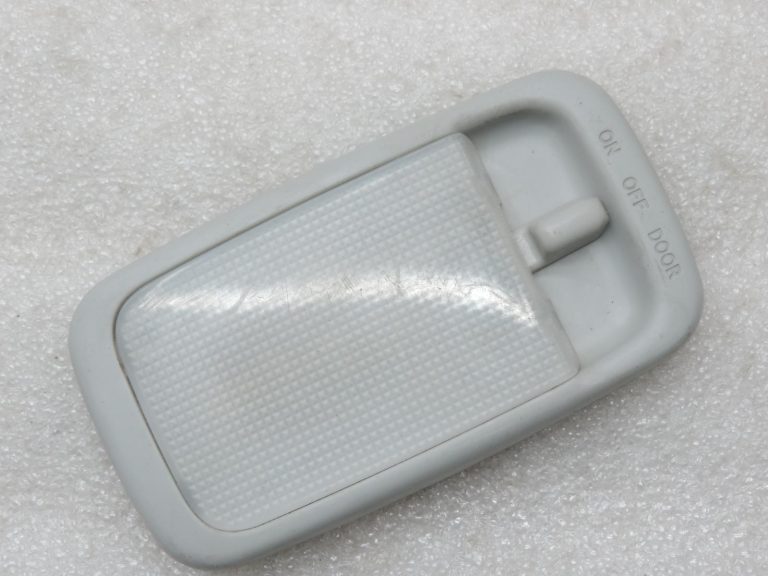 Oriģināls Toyota Yaris Verso P2 salona apgaismojuma centrs pelēks 8124012060P0