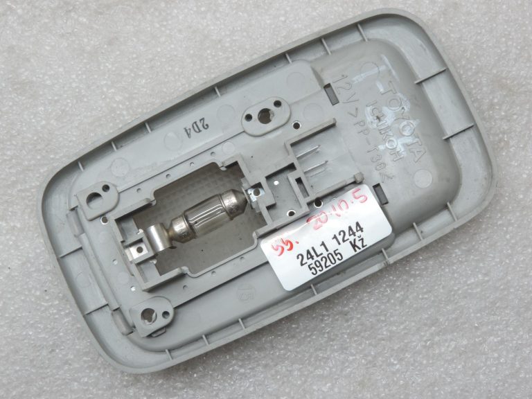 Oriģināls Toyota Yaris Verso P2 salona apgaismojuma centrs pelēks 8124012060P0