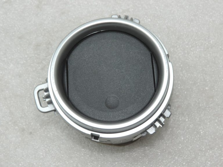 Oriģinālais 2011-2014 Toyota Yaris P13 paneļa ventilācijas caurlaides mehānisms kreisais/labais