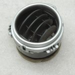 Oriģinālais 2011-2014 Toyota Yaris P13 paneļa ventilācijas caurlaides mehānisms kreisais/labais