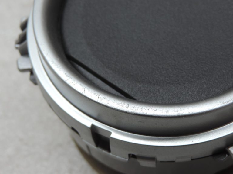 Oriģinālais 2011-2014 Toyota Yaris P13 paneļa ventilācijas caurlaides mehānisms kreisais/labais