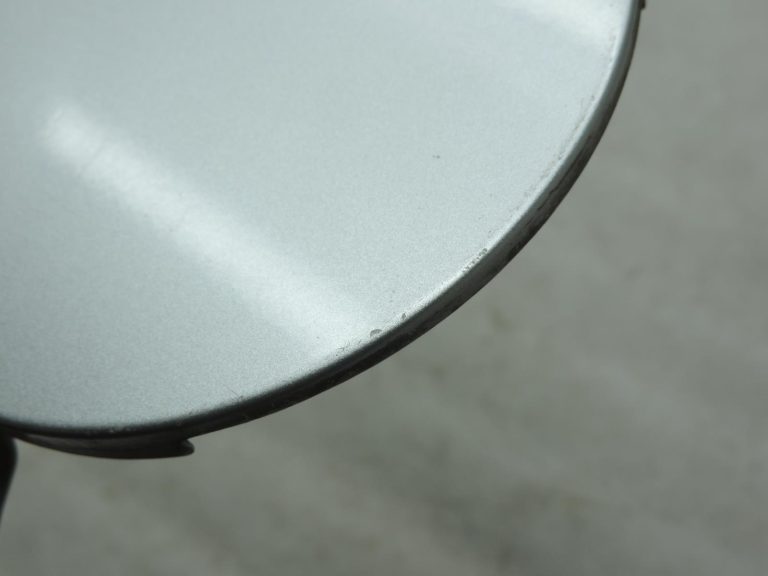 Oriģinālais 2005-2011 Toyota Yaris P9 degvielas uzpildes vāks sudraba krāsā (1E7)