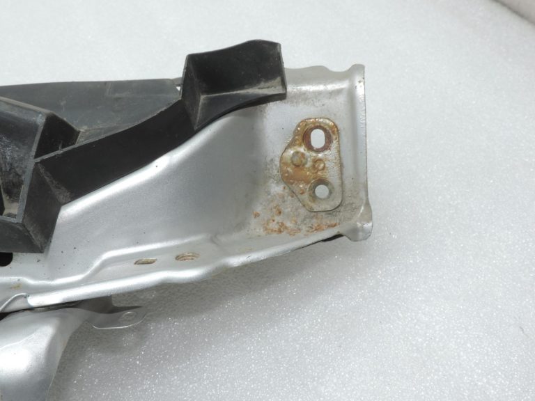 Oriģināls 2005-2011 Toyota Yaris P9 radiatora balsta augšējais priekšējais šķērsstienis sudraba krāsā