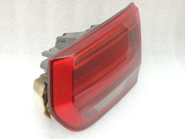 Oriģinālā BMW F30LCI F31LCI F35LCI F80LCI aizmugurējais lukturis labajā pusē 63217369120