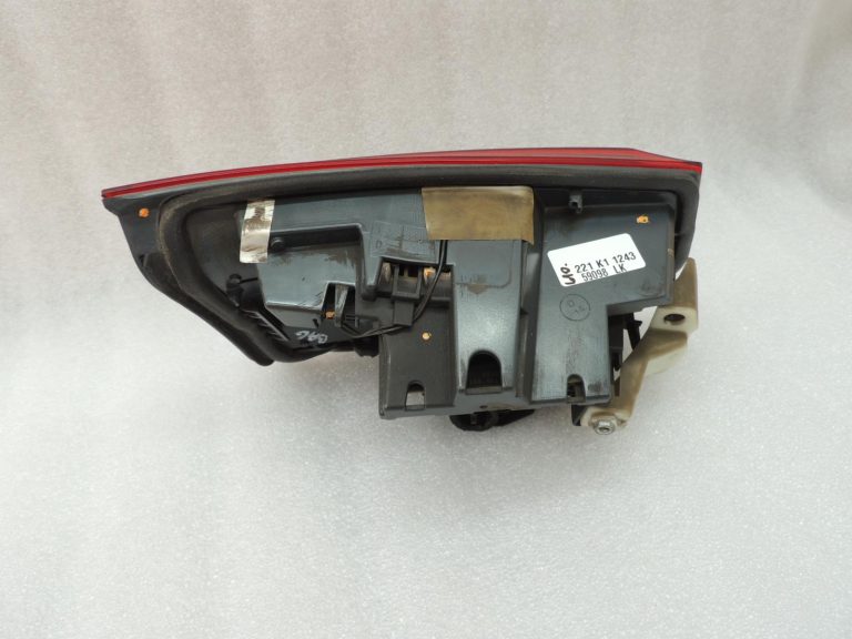 Oriģinālā BMW F30LCI F31LCI F35LCI F80LCI aizmugurējais lukturis labajā pusē 63217369120