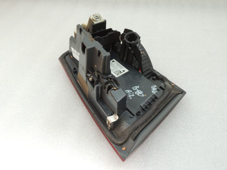Oriģinālā BMW F30LCI F31LCI F35LCI F80LCI aizmugurējais lukturis labajā pusē 63217369120