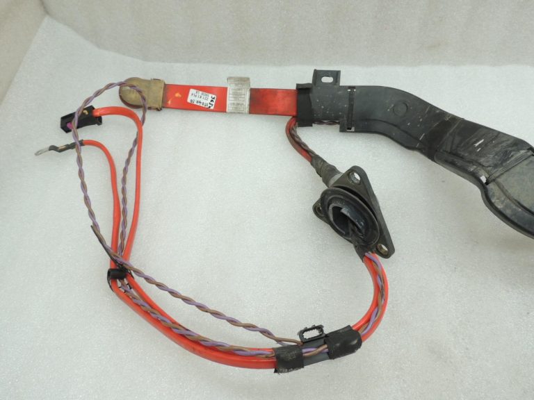Oriģinālais BMW 5. sērijas F10 F11 F06 akumulatora apakšdaļas kabelis plus 61129150990