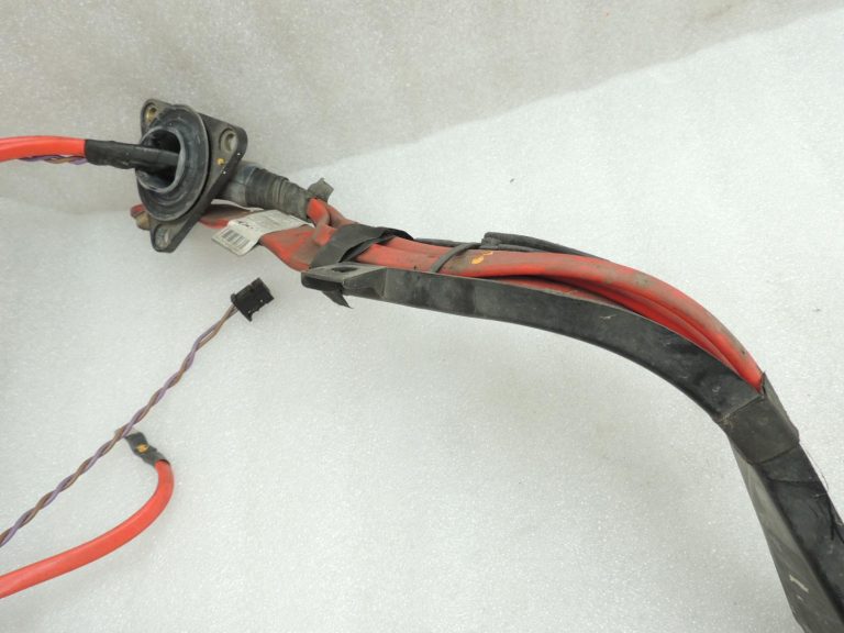 Oriģinālais BMW 5. sērijas F10 F11 F06 akumulatora apakšdaļas kabelis plus 61129150990