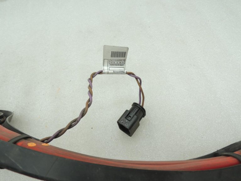 Oriģinālais BMW 5. sērijas F10 F11 F06 akumulatora apakšdaļas kabelis plus 61129150990