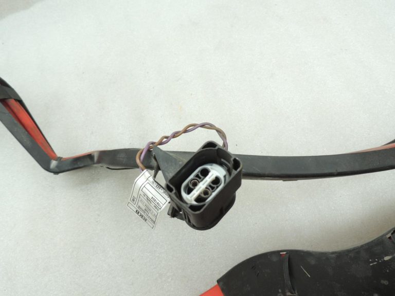 Oriģinālais BMW 5. sērijas F10 F11 F06 akumulatora apakšdaļas kabelis plus 61129150990