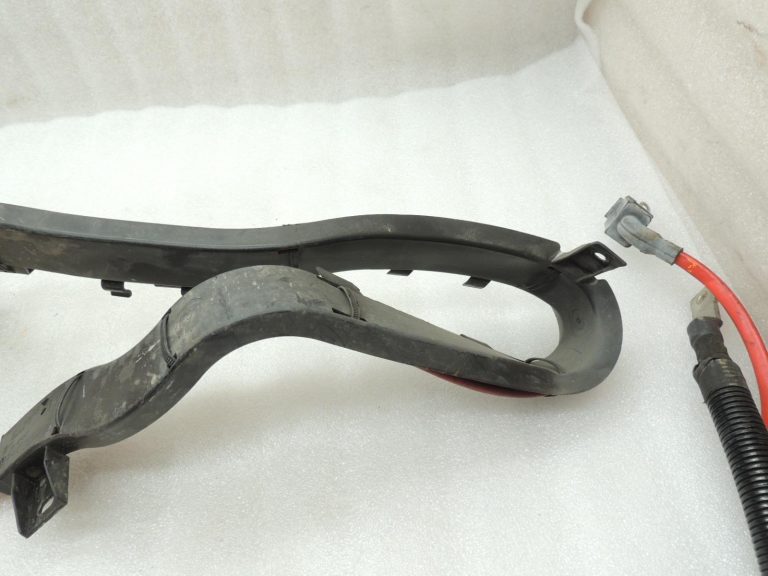 Oriģinālais BMW 5. sērijas F10 F11 F06 akumulatora apakšdaļas kabelis plus 61129150990