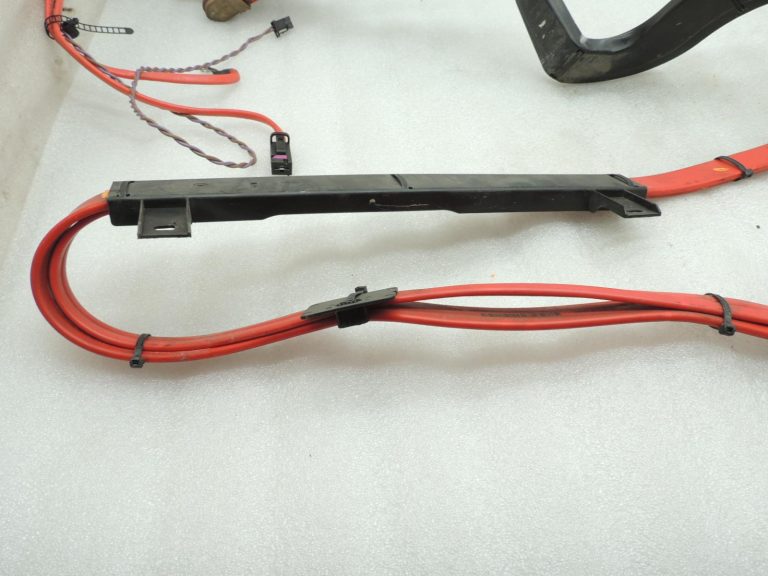 Oriģinālais BMW 5. sērijas F10 F11 F06 akumulatora apakšdaļas kabelis plus 61129150990