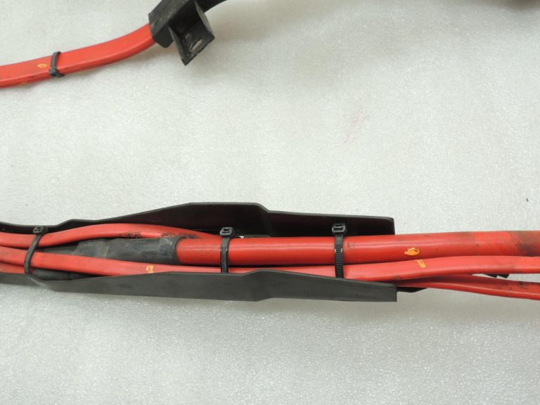 Oriģinālais BMW 5. sērijas F10 F11 F06 akumulatora apakšdaļas kabelis plus 61129150990