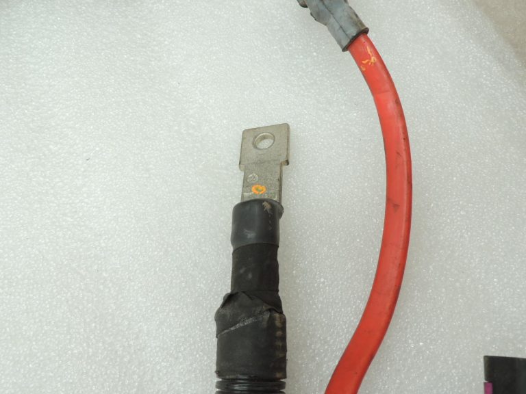 Oriģinālais BMW 5. sērijas F10 F11 F06 akumulatora apakšdaļas kabelis plus 61129150990