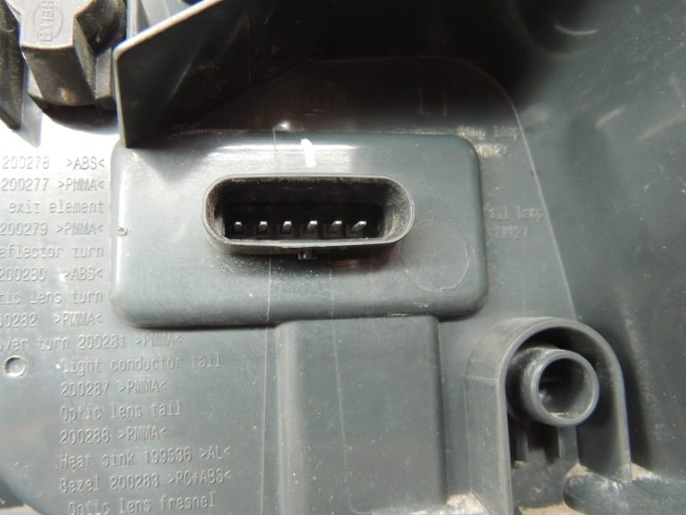Oriģinālā BMW F30LCI Facelift aizmugurējais kreisais ārējais lukturis 63217372209 7372209