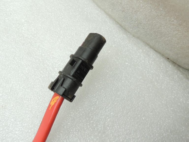 Oriģinālais BMW 5. sērijas F10 F11 F06 akumulatora apakšdaļas kabelis plus 61129150990