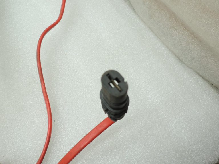 Oriģinālais BMW 5. sērijas F10 F11 F06 akumulatora apakšdaļas kabelis plus 61129150990