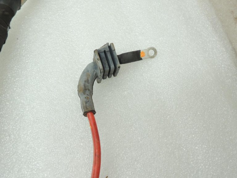 Oriģinālais BMW 5. sērijas F10 F11 F06 akumulatora apakšdaļas kabelis plus 61129150990