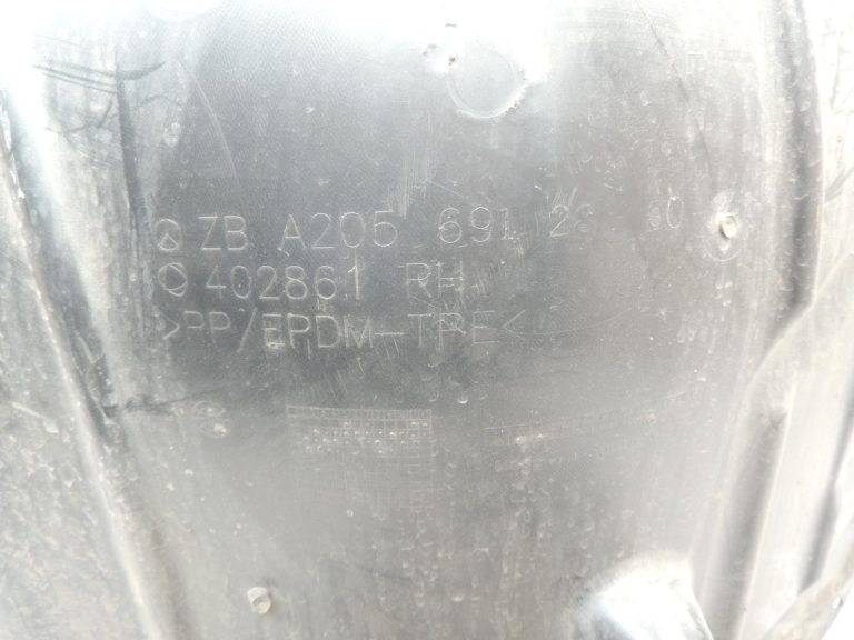 Oriģinālā Mercedes C-klases W205 priekšējā labās riteņu arkas uzlikas aizmugurējā daļa A2056912800
