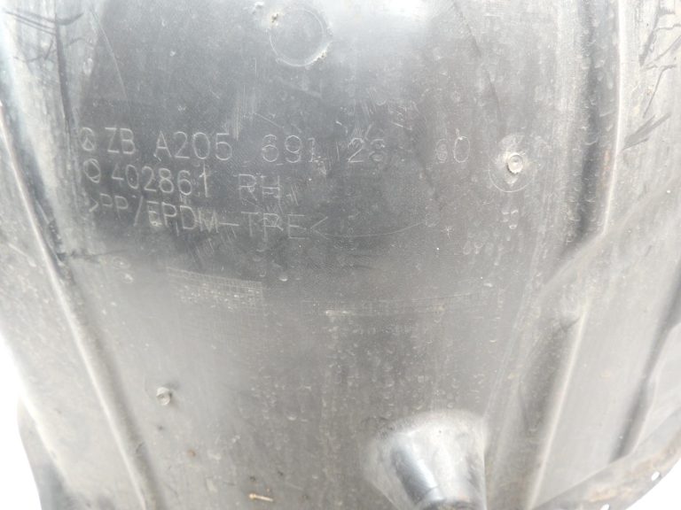 Oriģinālā Mercedes C-klases W205 priekšējā labās riteņu arkas uzlikas aizmugurējā daļa A2056912800