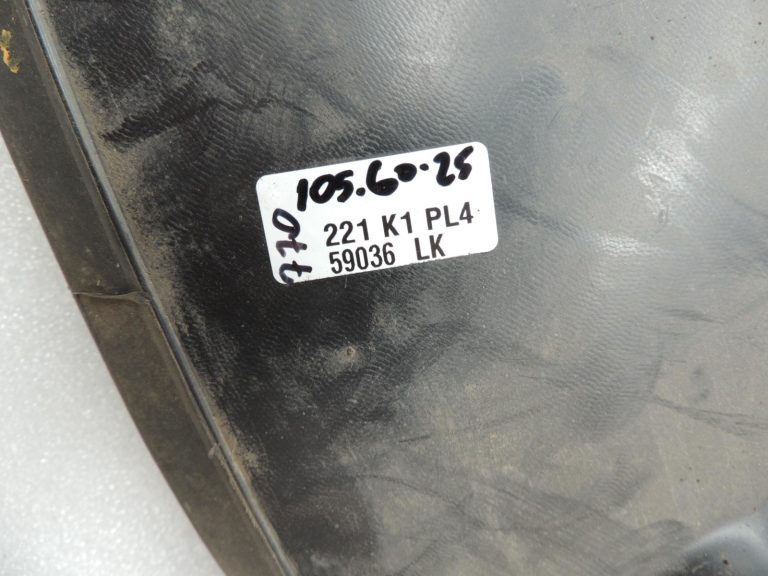 Oriģinālā Mercedes C-klases W205 priekšējā labās riteņu arkas uzlikas aizmugurējā daļa A2056912800