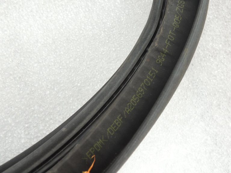 Oriģinālais Mercedes Benz W205 durvju blīvējums gumijas aizmugurējo durvju blīvētājs A2056970151