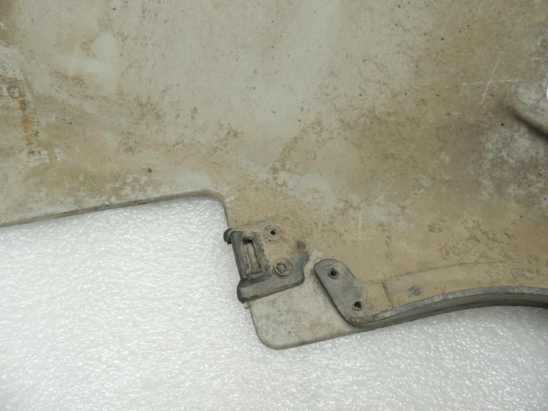 Mitsubishi Pajero V68W V64W V65W Aizmugurējā bampera stūris MR437305