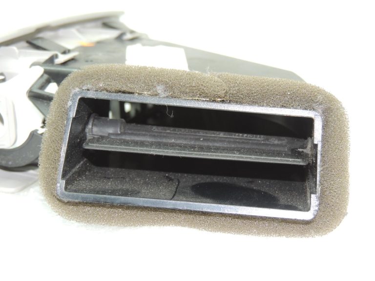 Volvo V60 I 2.0D Ventilācijas režģis B-pilona labajā pusē 39802485