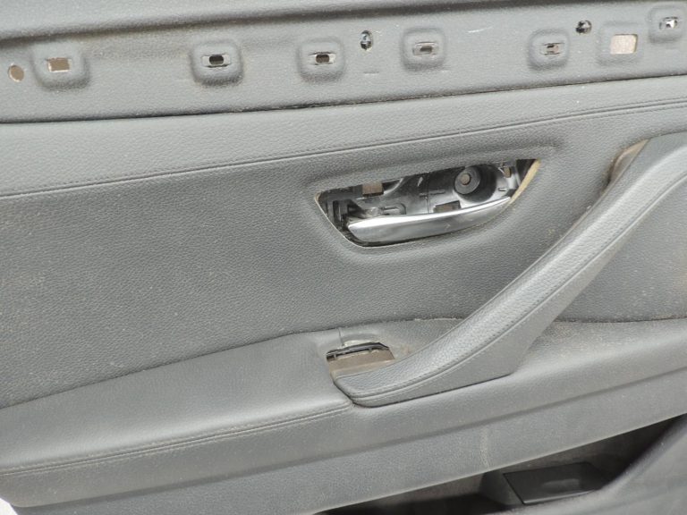 Oriģinālā BMW 5. sērijas F10 F11 aizmugurējā kreisā durvju paneļa durvju apdare BLACK LCSW 7273279