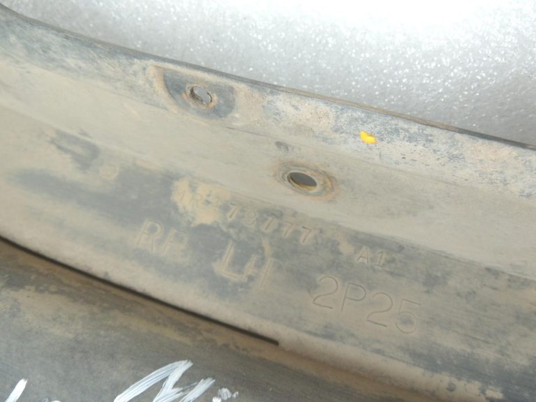 Mitsubishi Pajero V68W V64W V65W Aizmugurējais dubļu atloks kreisais MR478777