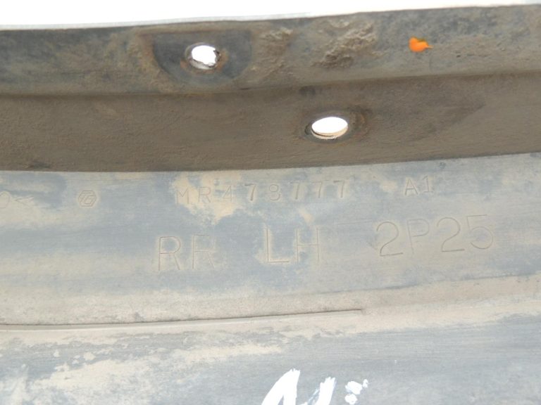 Mitsubishi Pajero V68W V64W V65W Aizmugurējais dubļu atloks kreisais MR478777