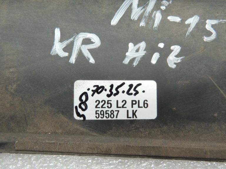 Mitsubishi Pajero V68W V64W V65W Aizmugurējais dubļu atloks kreisais MR478777