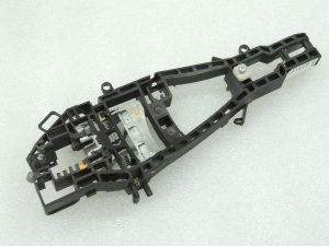 Oriģinālā BMW F30 F30 F31 F32 F32 F34 F33 Ārējo durvju rokturu kronšteins kreisajā pusē 7242567