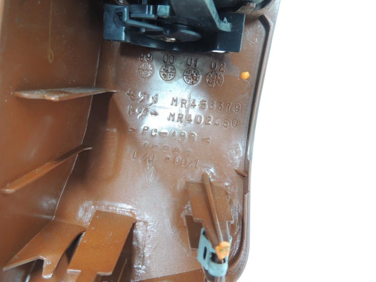 Mitsubishi Pajero V7 V6 ventilācijas atveres koka pārsegs pa labi MR456379