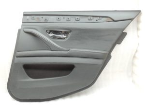 Oriģinālā BMW 5. sērijas F10 F11 aizmugurējā labā durvju paneļa durvju apdare BLACK LCSW 7273280