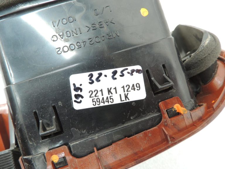Mitsubishi Pajero V7 V6 ventilācijas atveres koka pārsegs pa labi MR456379