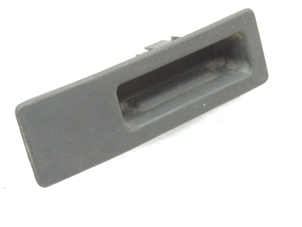 Oriģinālā BMW F22 F22 F22 F23 F23 F45 F30 F31 Aizmugurējo durvju roktura poga 51247368752