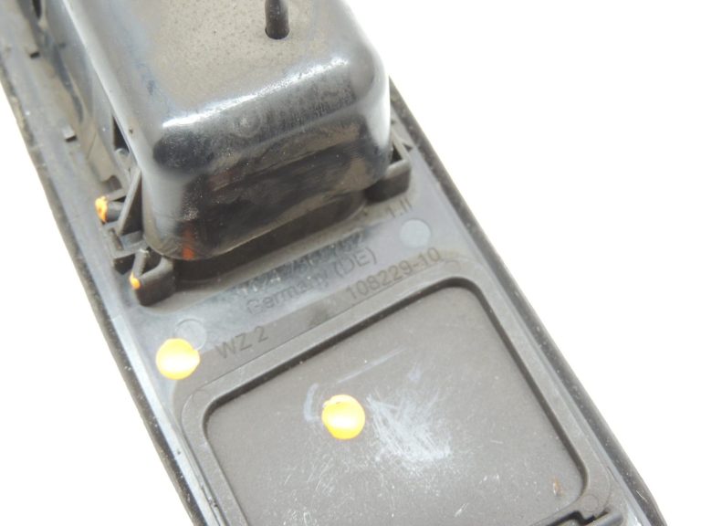 Oriģinālā BMW F22 F22 F22 F23 F23 F45 F30 F31 Aizmugurējo durvju roktura poga 51247368752
