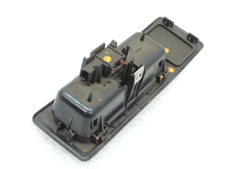 Oriģinālā BMW F22 F22 F22 F23 F23 F45 F30 F31 Aizmugurējo durvju roktura poga 51247368752