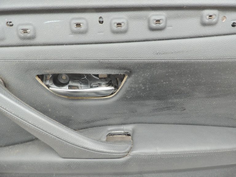 Oriģinālā BMW 5. sērijas F10 F11 aizmugurējā labā durvju paneļa durvju apdare BLACK LCSW 7273280