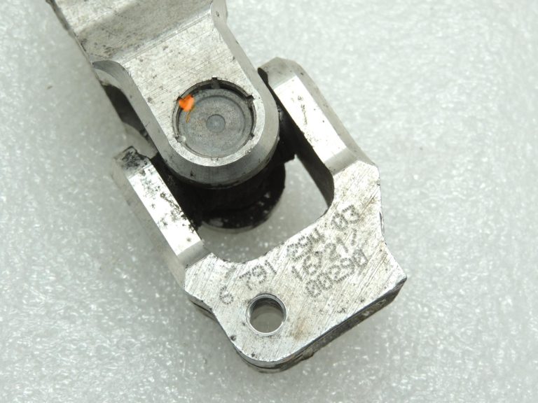 Oriģinālā BMW F20 F20 F21 F22 F22 F30 F31 Stūres vārpstas universālā locītava 32306791295 DEFEKTĪVA