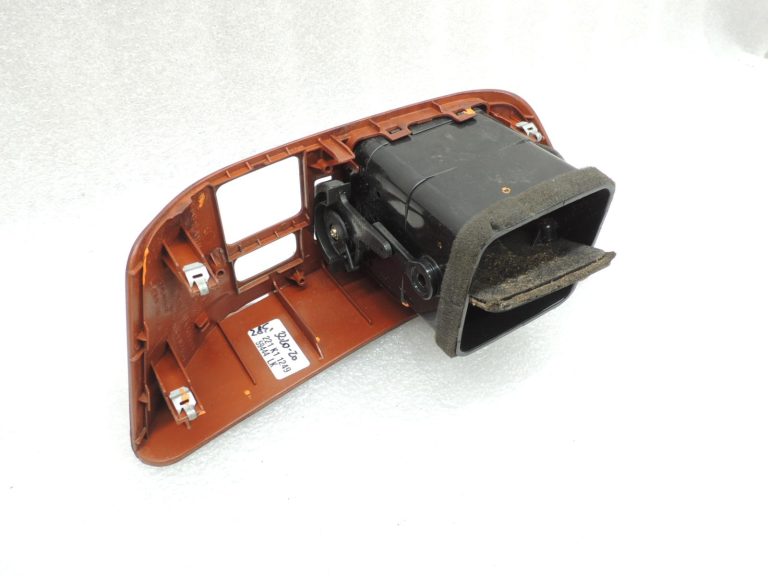 Mitsubishi Pajero V7 V6 ventilācijas atveres koka vāks kreisais MR456381