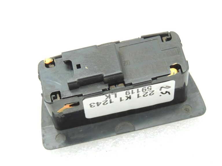 Oriģinālais BMW G20 G30 G28 G11 aizmugurējo durvju aizvēršanas slēdzis 61319275121