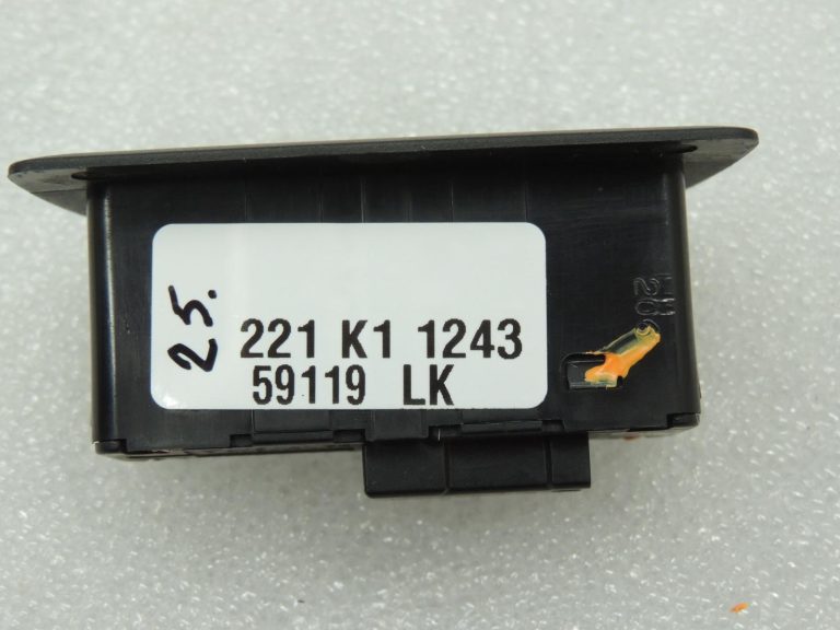 Oriģinālais BMW G20 G30 G28 G11 aizmugurējo durvju aizvēršanas slēdzis 61319275121
