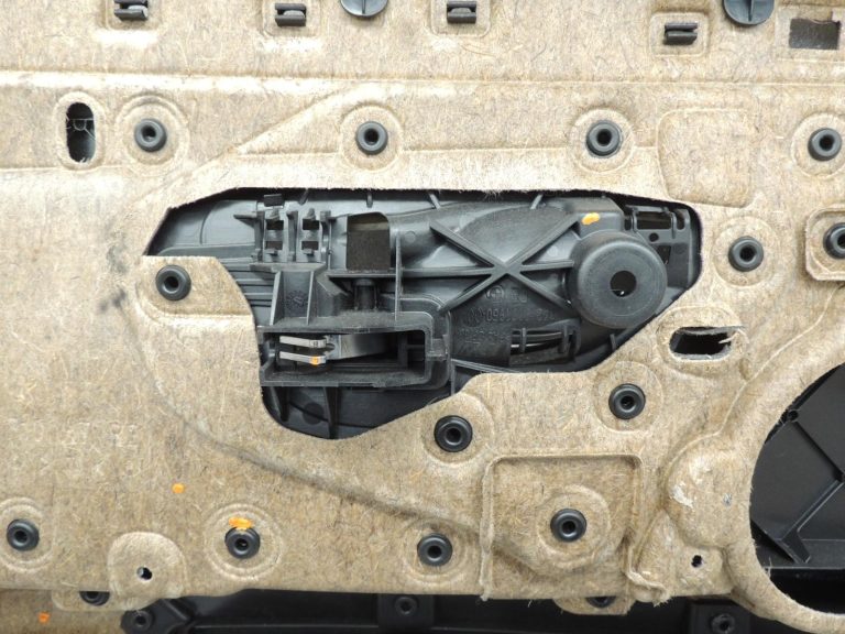 Oriģinālā BMW 5. sērijas F10 F11 aizmugurējā labā durvju paneļa durvju apdare BLACK LCSW 7273280