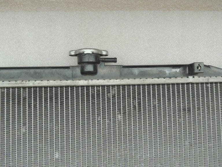 Mitsubishi Pajero V68W 3.2 DI-D automātiskais radiators Radiatora ūdens dzesētājs MR968059