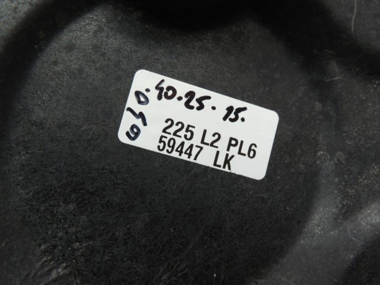Mitsubishi Pajero V64W V68W V78W Akumulatora pozīcija priekšpusē MR440936