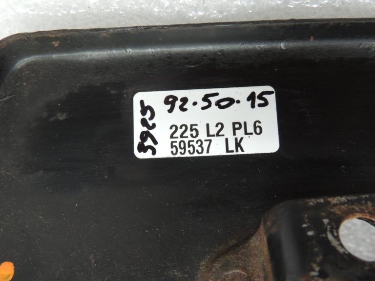 Mitsubishi Pajero V7 V6 Priekšējā apakšējā aizsargplāksne MR437661