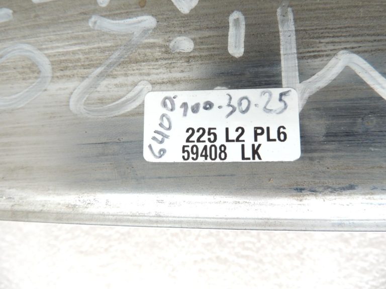 Mitsubishi Pajero V7 V6 Aizmugurējā bampera centrālais korms MR533017