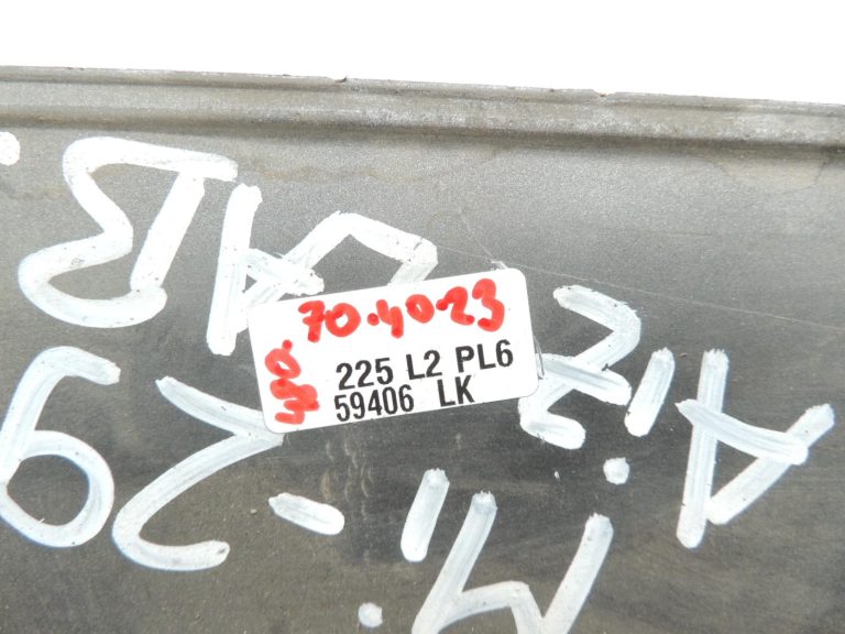 Mitsubishi Pajero V74W V75W V75W V78W Aizmugurējā bampera apdare labā MR478782